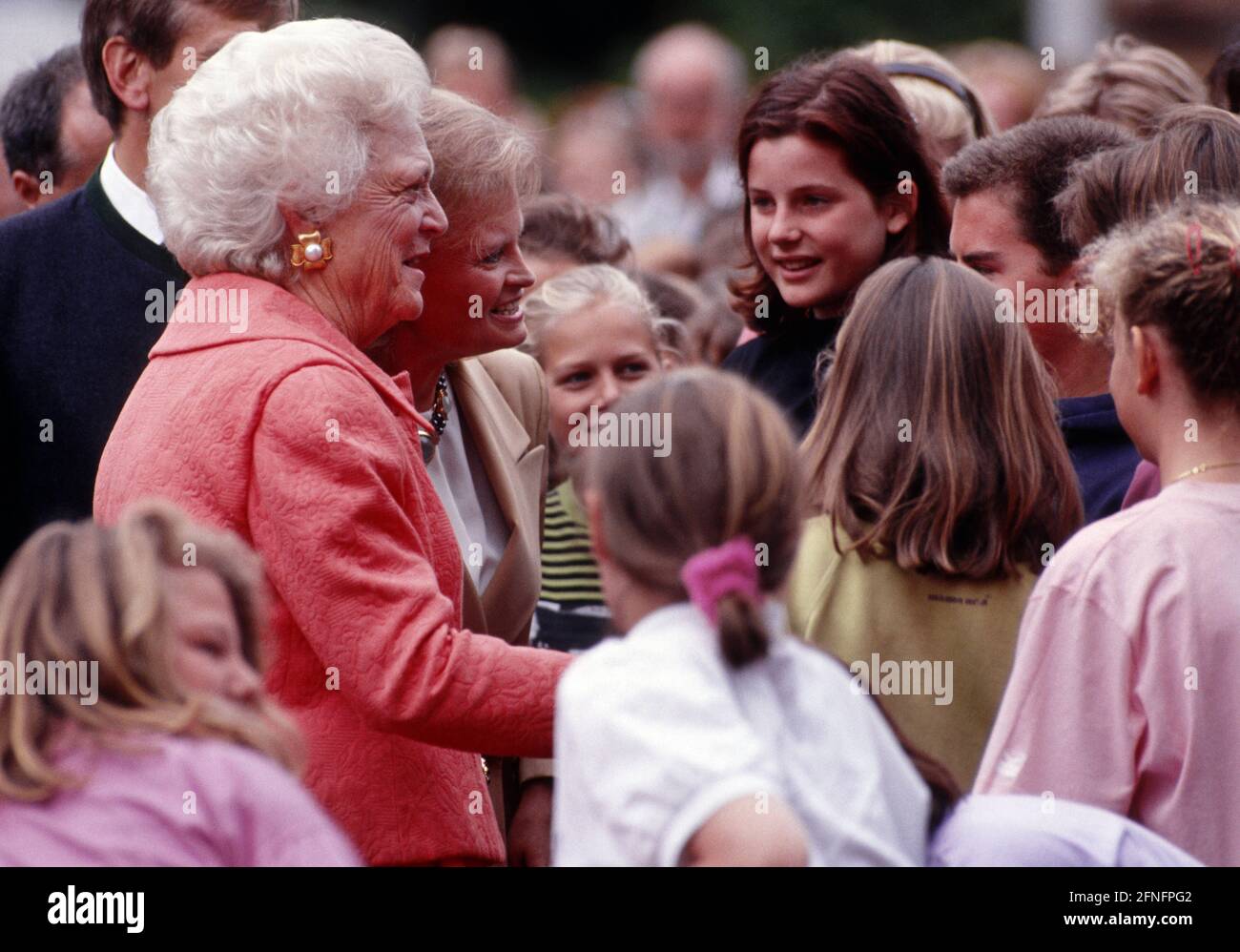 Barbara BUSH and Hannelore KOHL talk to children and young people at the G7 summit in Munich , July 1992 [automated translation] Stock Photo