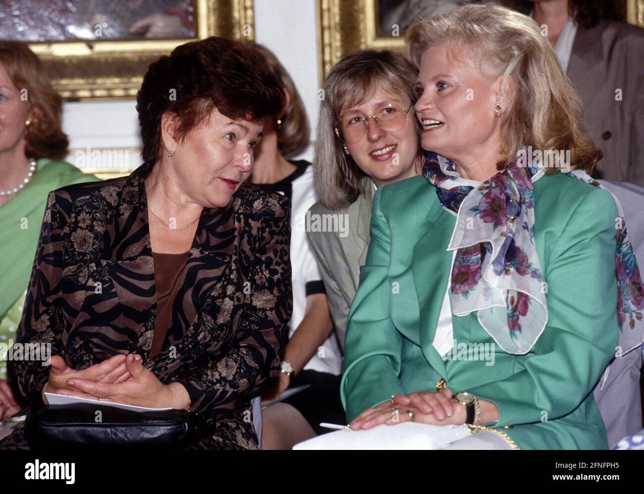 Naina JELZIN and Hannelore KOHL at the G7 Summit in Munich , July 1992 [automated translation] Stock Photo