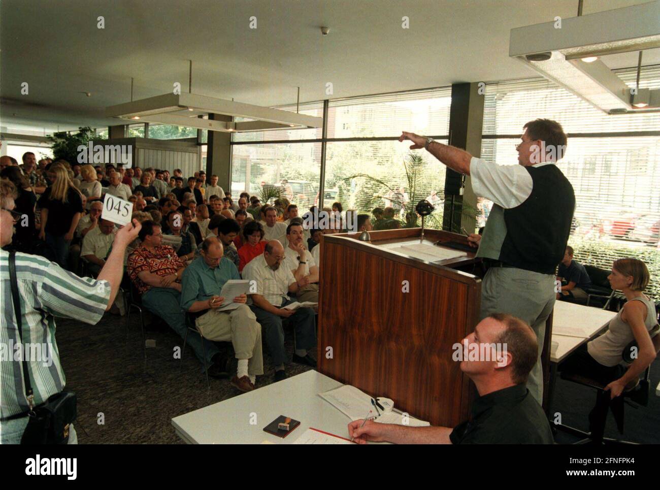 Germany, Berlin, 25.07.1998, auction at Stiftung Warentest, tested devices are auctioned, . [automated translation] Stock Photo