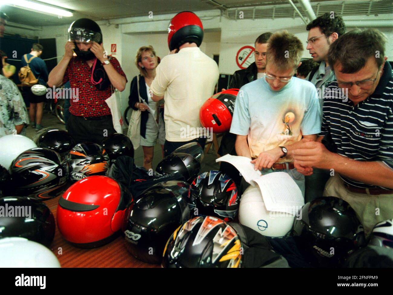 Germany, Berlin, 25.07.1998, auction at Stiftung Warentest, tested devices are auctioned, inspection of motorcycle helmets, . [automated translation] Stock Photo
