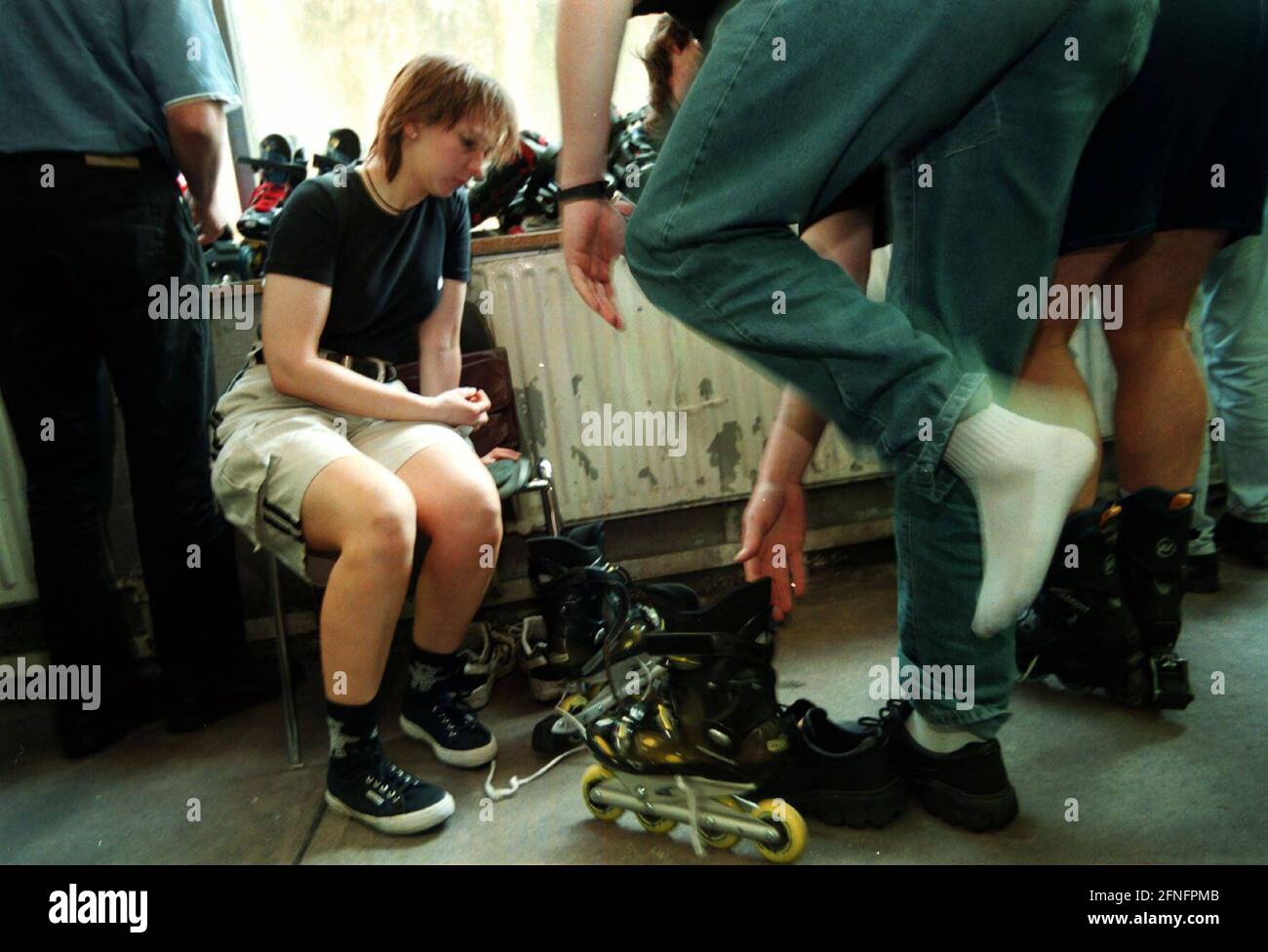 Germany, Berlin, 25.07.1998, auction at Stiftung Warentest, tested devices are auctioned, trying on of inline scates, . [automated translation] Stock Photo