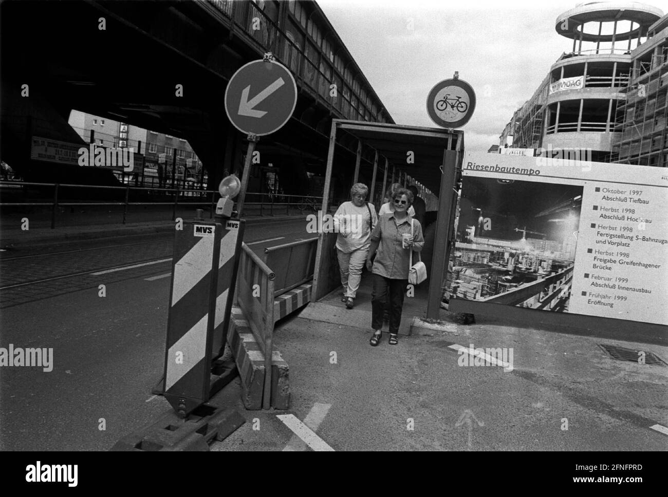 'Germany, Berlin, 25.07.1998, Schönhauser Allee, ''Allee Arcaden'', the new shopping centre above the S-Bahn station Schönhauser Allee under construction, only cheap shops (Ramschladen) can hold on, are a result of the bad market situation, . [automated translation]' Stock Photo