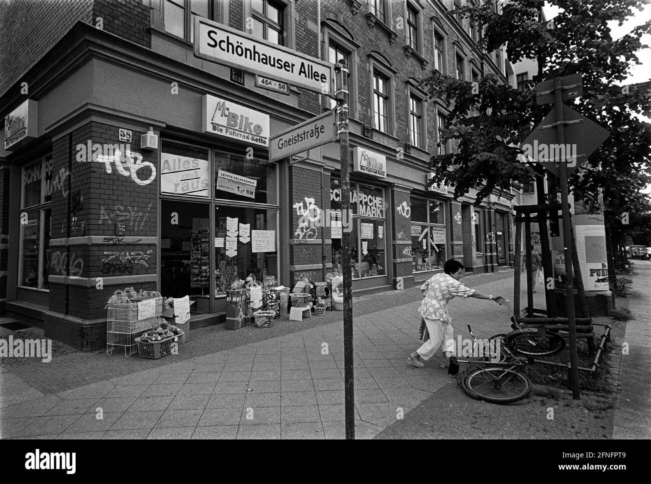 Germany, Berlin, 25.07.1998, only cheap shops (Ramschladen) can hold on, are a result of the bad market situation, . [automated translation] Stock Photo