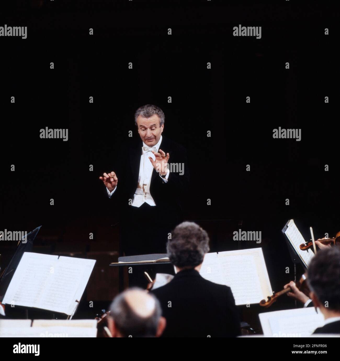 Colin Davis, Sir Colin Davis, englischer Dirigent, während eines Konzerts mit dem Symphonieorchester des Bayerischen Rundfunks, 1985. Sir Colin Davis, English conductor, during a concert, 1985. Stock Photo