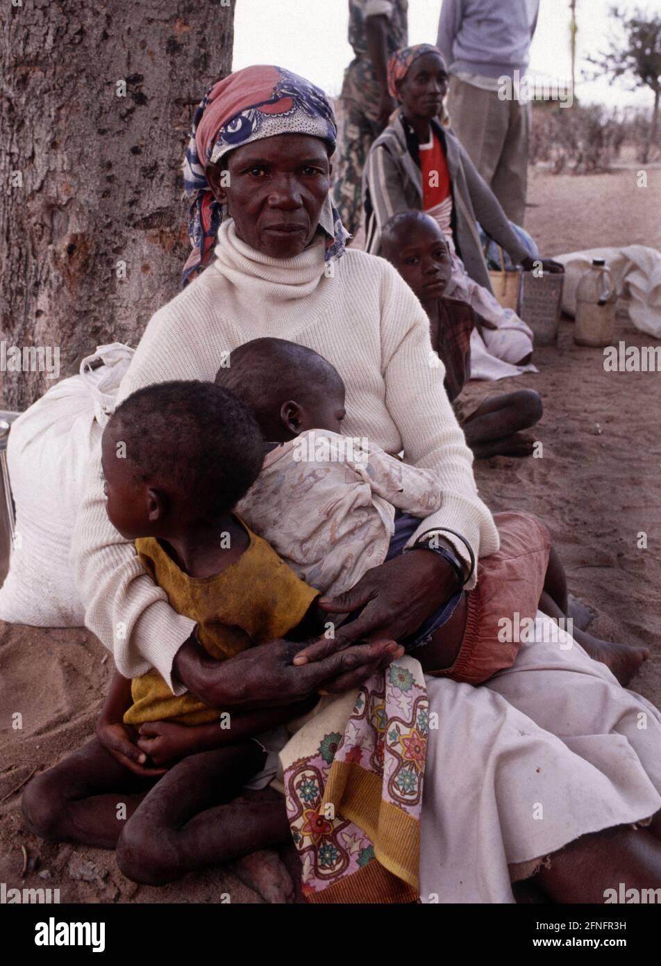 MOZ, Mozambique : Women with their children are waiting for food distribution during the drought in Gaza province , August 1992 |MOZ, Mozambique : Women with their children are waiting for food distribution during the drought in Gaza province , August 1992 [automated translation] Stock Photo