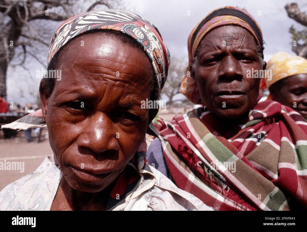MOZ, Mozambique : Two women are waiting for food supply during the drought in Gaza province , August 1992 |MOZ, Mozambique : Two women are waiting for food supply during the drought in Gaza province , August 1992 [automated translation] Stock Photo