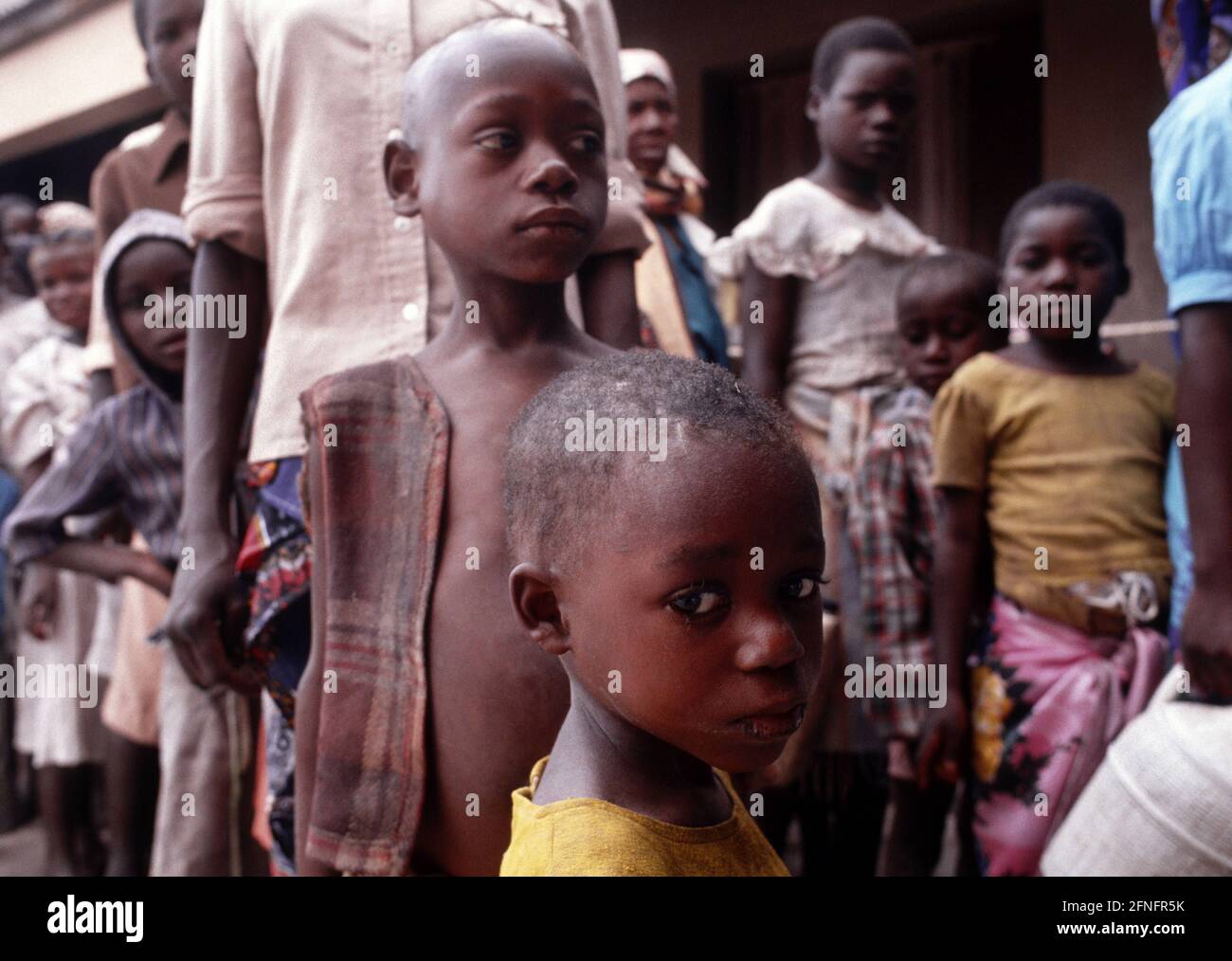 MOZ, Mozambique : Children are waiting for food supply during the drought in Gaza province , August 1992 |MOZ, Mozambique : Children are waiting for food supply during the drought in Gaza province , August 1992 [automated translation] Stock Photo