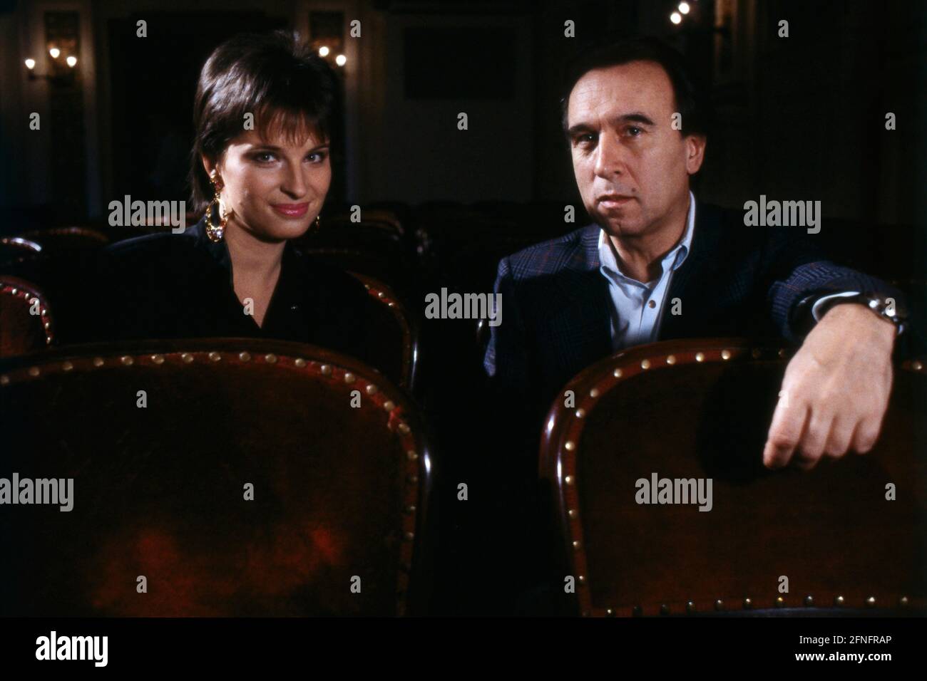 claudio abbado italienischer dirigent generalmusikdirektor der stadt wien mit der osterreichischen moderatorin barbara stockl 1988 claudio abbado italian conductor general music director of the city of vienna with austrian tv and radio
