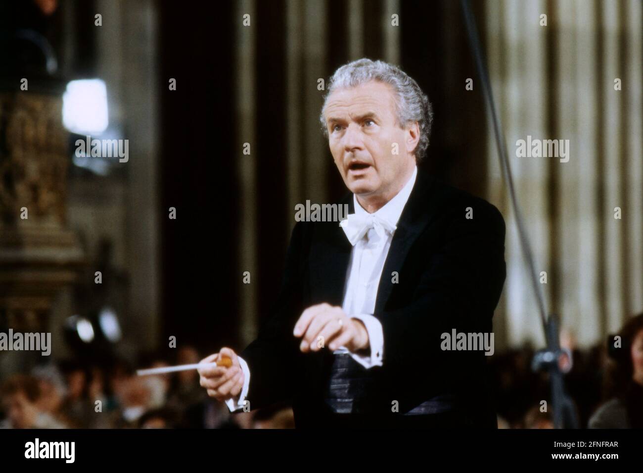 Colin Davis, Sir Colin Davis, englischer Dirigent, während eines Konzerts mit dem Symphonieorchester des Bayerischen Rundfunks, 1989. Sir Colin Davis, English conductor, during a concert, 1989. Stock Photo