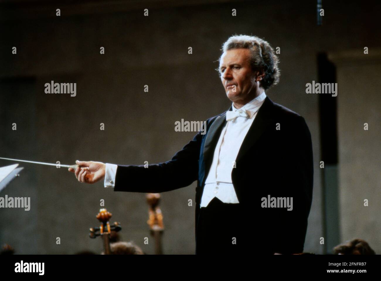 Colin Davis, Sir Colin Davis, englischer Dirigent, während eines Konzerts mit dem Symphonieorchester des Bayerischen Rundfunks, 1987. Sir Colin Davis, English conductor, during a concert, 1987. Stock Photo