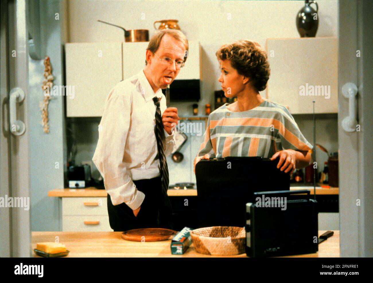 DIESE DROMBUSCHS, ZDF TV-Serie, 1983, Szene mit HANS PETER KORFF und WITTA POHL. DIESE DROMBUSCHS, ZDF TV Series, 1983, scene with Hans Peter Korff and Witta Pohl. Stock Photo