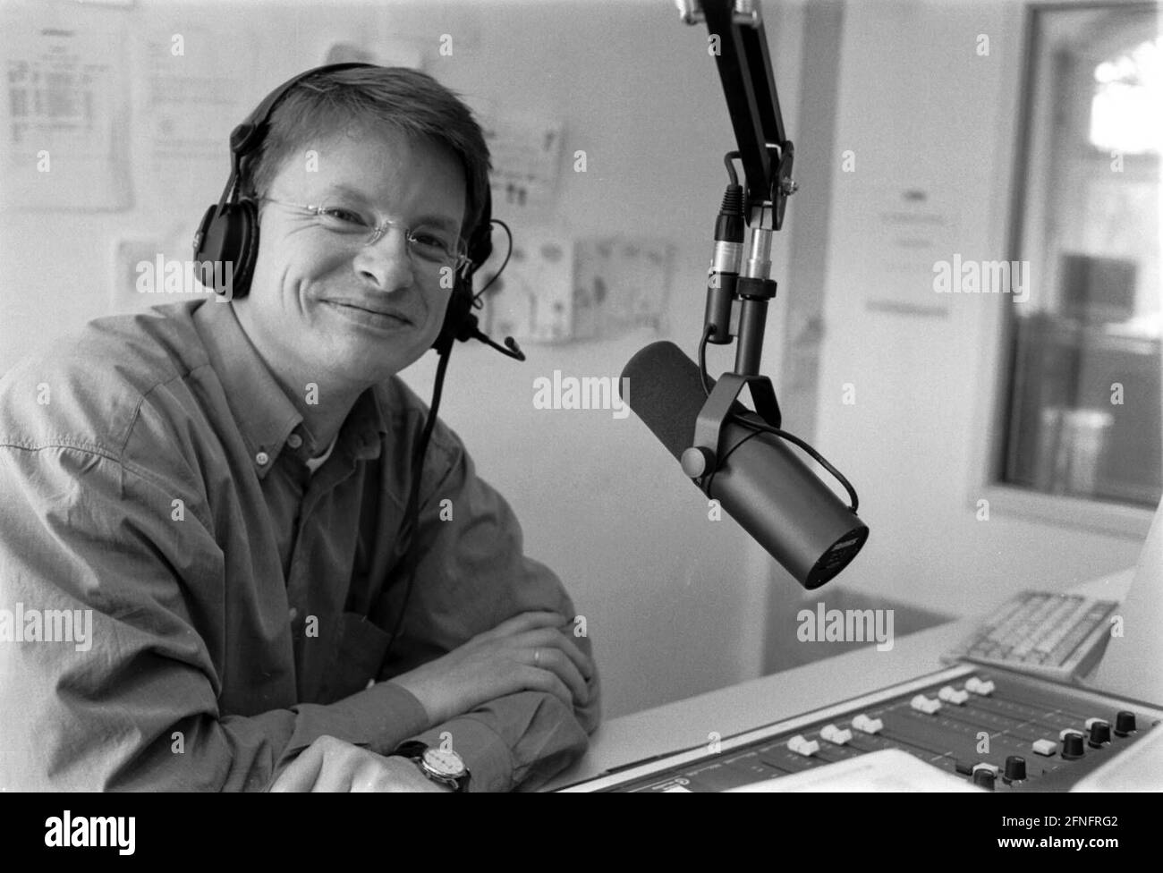 Germany, Berlin, 25.03.1998, Ernst-Ulrich Göttges, presenter of Radio  Paradiso (ev. private station), was determined by the Bild - Zeitung as  Berlin's favourite presenter, . [automated translation] Stock Photo - Alamy