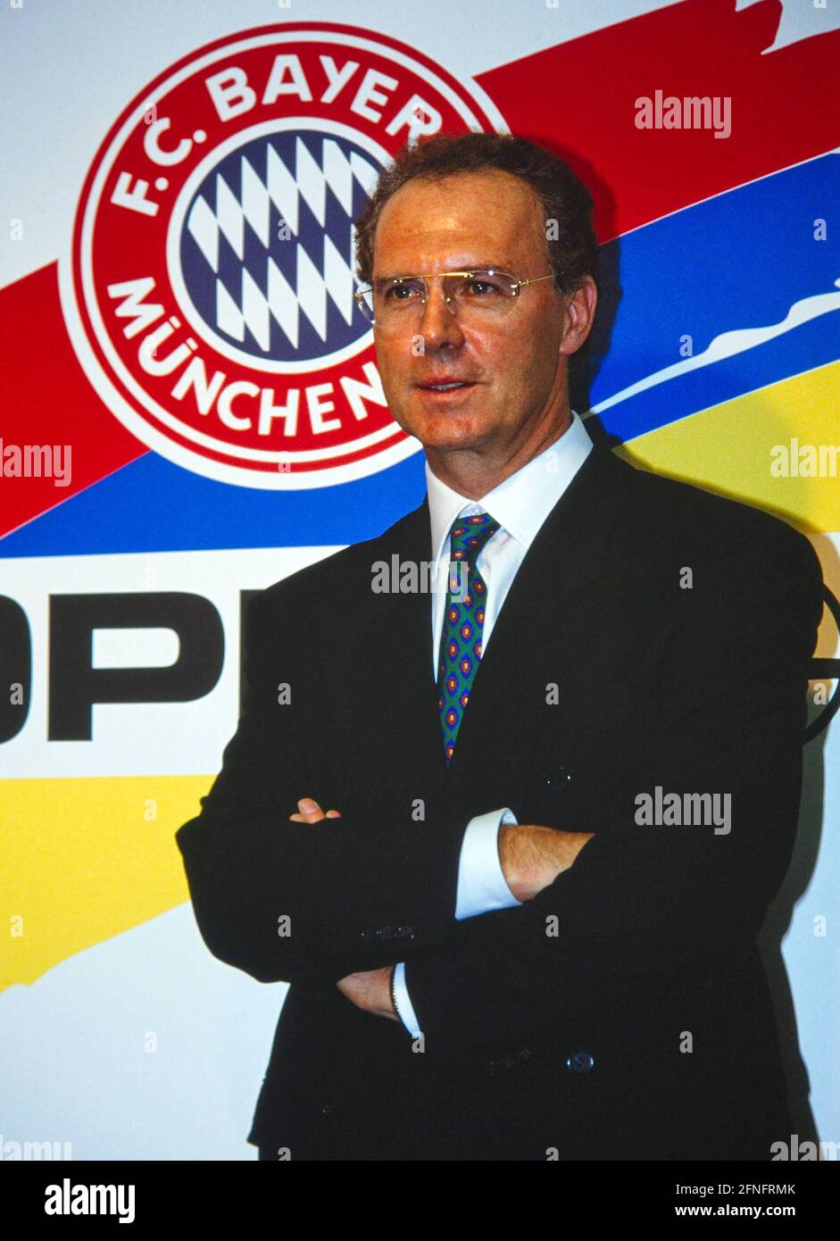 FUSSBALL 1. BUNDESLIGA SAISON 1993/1994 Coach Franz Beckenbauer (Bayern Muenchen) in front of the Bayern Logo 15.03.1994 (date of recording estimated) PHOTO: WEREK Pressebildagentur xxNOxMODELxRELEASExx [automated translation] Stock Photo
