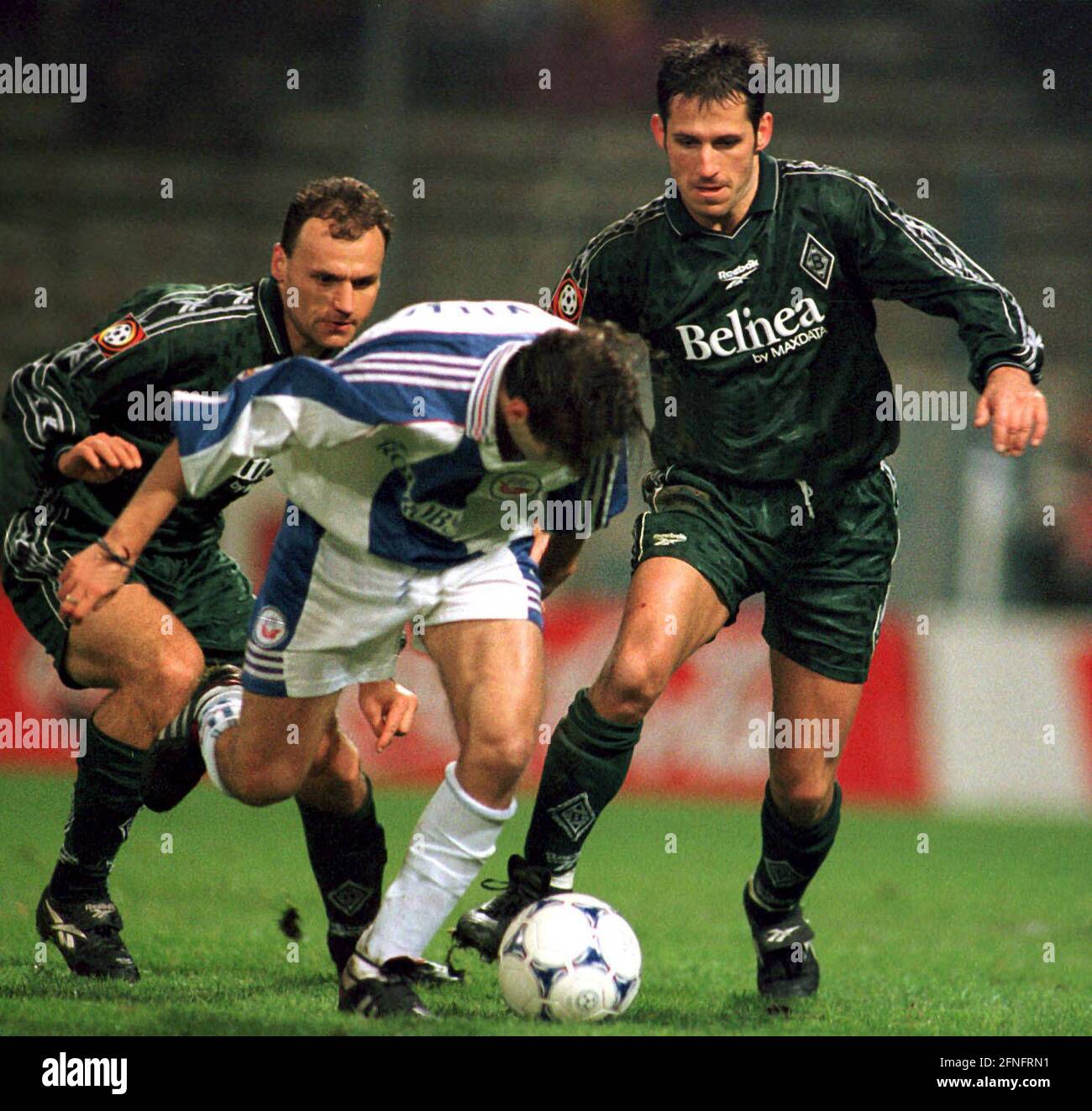 Football 1st Bundesliga 1998/1999 13th Matchday FC Hansa Rostock 1-1 Borussia Moenchengladbach 13.11.1998 Thomas Eichin (r, Gladbach) against Oliver Neuville (middle, Rostock) and Martin Schneider (l, Gladbach) PHOTO: WEREK Pressebildagentur xxNOxMODELxRELEASExx [automated translation] Stock Photo