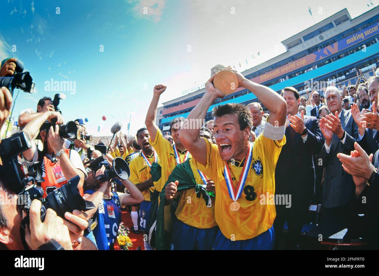 INTERNATIONAL FOOTBALL WORLD CHAMPIONSHIP 1994 FINAL Brazil - Italy 17.07.1994 Carlos Dunga (Brazil) celebrates with the World Cup trophy. Next to him Vice President Al Gore (3rd from right) FIFA President Joao Havelange (2nd from right) PHOTO: WEREK Press Photo Agency xxNOxMODELxRELEASExx [automated translation] Stock Photo