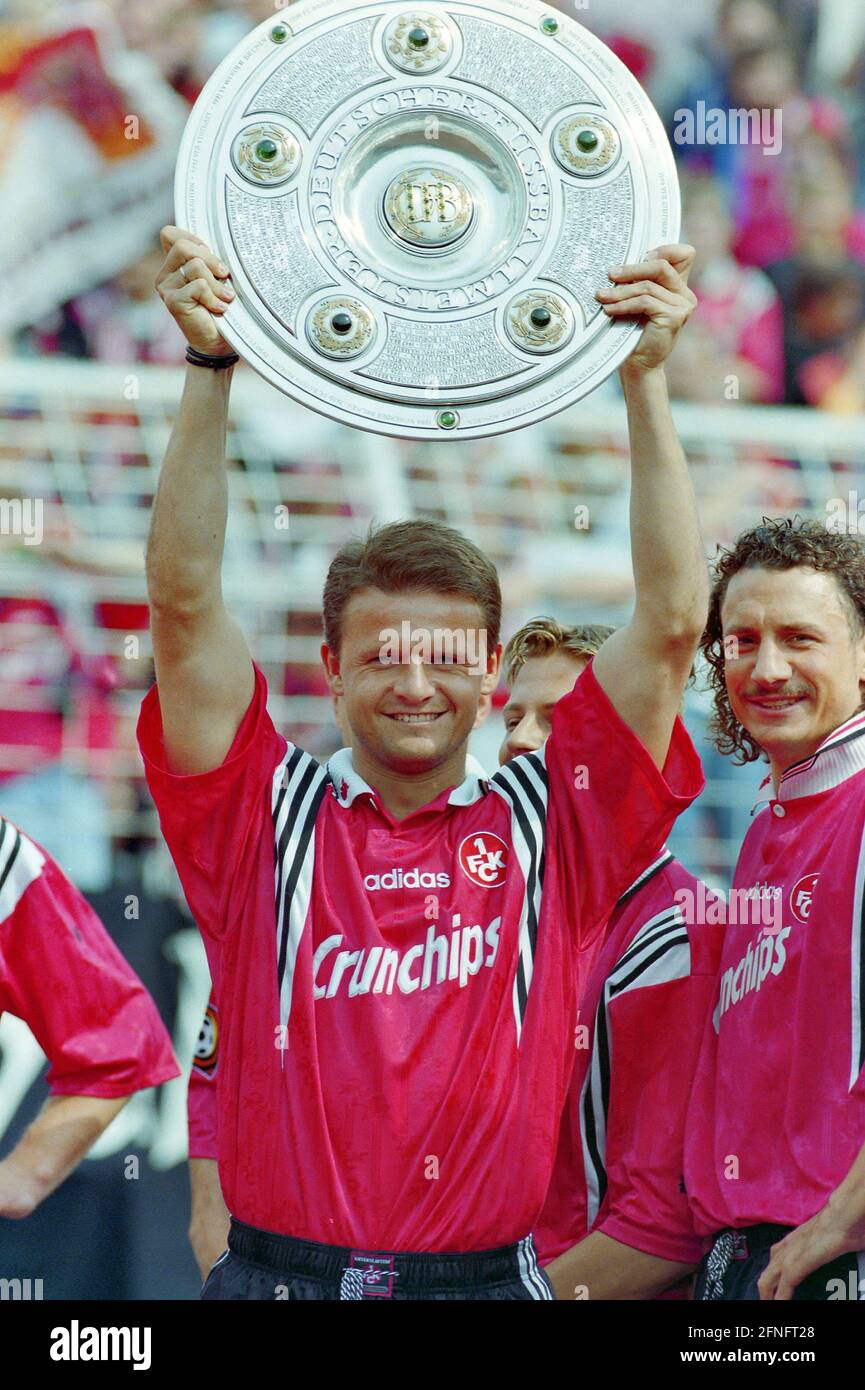Soccer 1st Bundesliga 1997/1998 34th matchday 09.05.1998 German Champion  1998, 1. FC Kaiserslautern Juergen Rische (left) presents the championship  trophy and Harry Koch (right) PHOTO: WEREK Pressebildagentur  xxNOxMODELxRELEASExx [automated translation ...