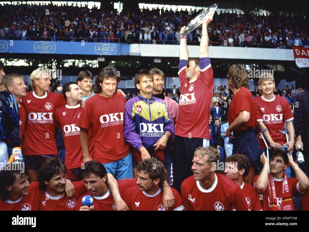 Football 1st Bundesliga Season 1990/1991 1st FC Koeln - 1st FC  Kaiserslautern 34th matchday 15.06.1991 The team of 1st FC Kaiserslautern  celebrates the German championship PHOTO: WEREK Pressebildagentur  xxNOxMODELxRELEASExx [automated translation ...