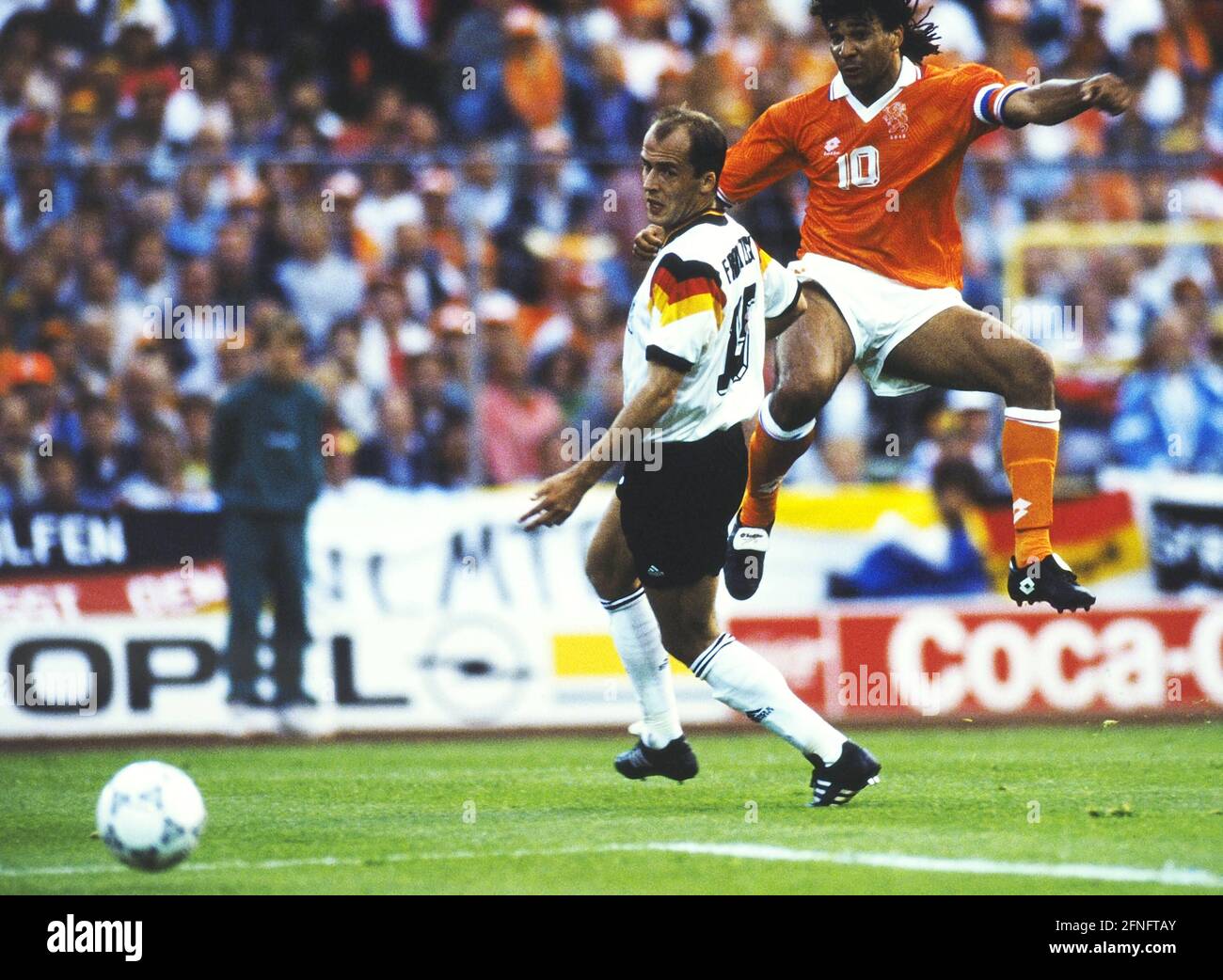 l-r; RUUD GULLIT, MARCO VAN BASTEN scorers of THE NETHERLANDS 2 GOALS v  FINLAND. European Champs G 6 EUROPEAN CHAMPIONSHIPS QUALIFIER Z4 Stock  Photo - Alamy