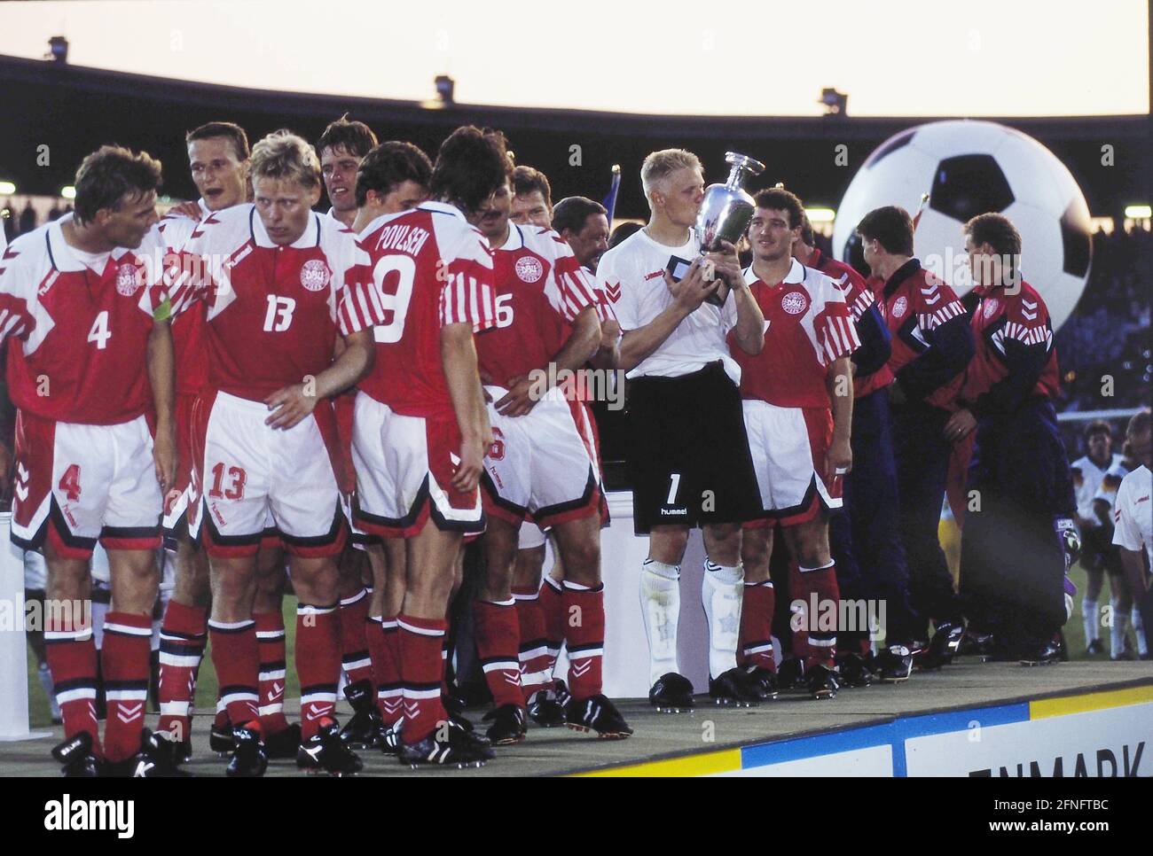 FOOTBALL European 1992 Denmark - Germany Final 26.06.1992 The team of Denmark cheers with the European Cup: Lars OLSEN, Henrik LARSEN, Flemming POVLSEN, Kim Peter SCHMEICHEL with the cup, John