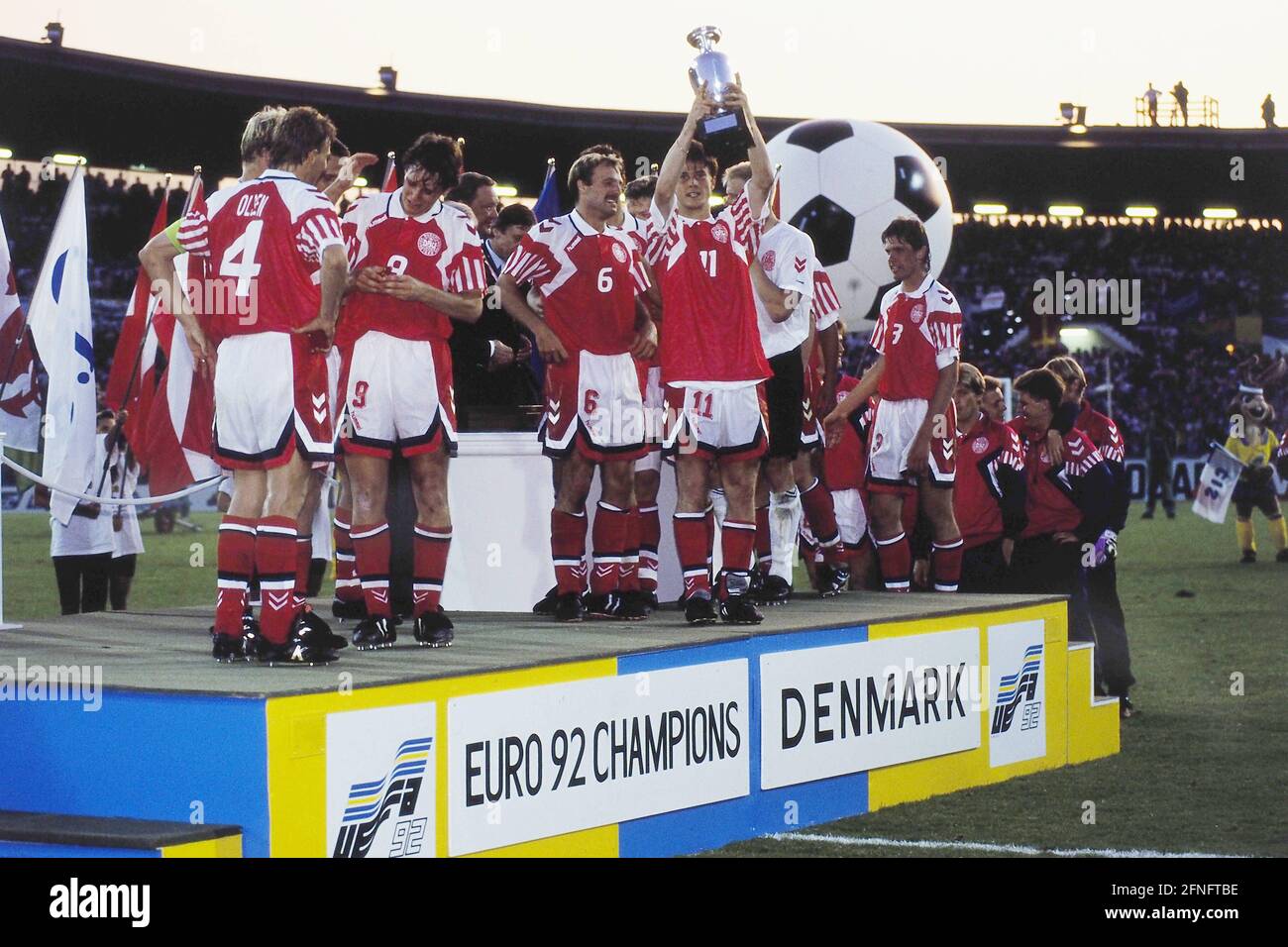 FOOTBALL European Championship 1992 Denmark - Germany Final 26.06.1992 The team of Denmark cheers with the European Cup: Lars OLSEN, Flemming POVLSEN, Kim CHRISTOFTE, Brian LAUDRUP, Kent NIELSEN (vlnr all Denmark) PHOTO: WEREK Press Picture Agency xxNOxMODELxRELEASExx [automated translation] Stock Photo