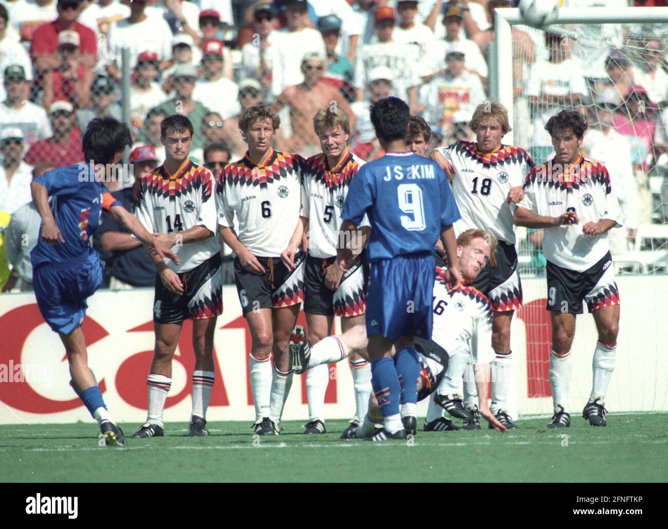World Cup 94 Germany - South Korea 3:2/27.06.1994 in Dallas. The German defence wall during a free kick by the South Koreans. From left: Berthold, Buchwald, Helmer, Möller (obscured), Sammer (on the ground), Klinsmann and Riedle. [automated translation] Stock Photo
