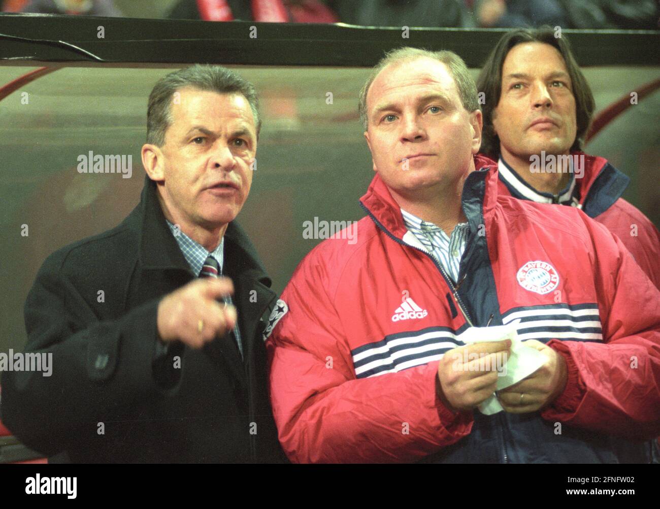 Ottmar Hitzfeld (left) as coach of FC Bayern Munich and manager Uli Hoeneß. Rec. 17.03.1999. In the background: team doctor Dr. Müller-Wohlfahrt. DFL REGULATIONS PROHIBIT ANY USE OF PHOTOGRAPHS AS IMAGE SEQUENCES AND/OR QUASI-VIDEO [automated translation] Stock Photo