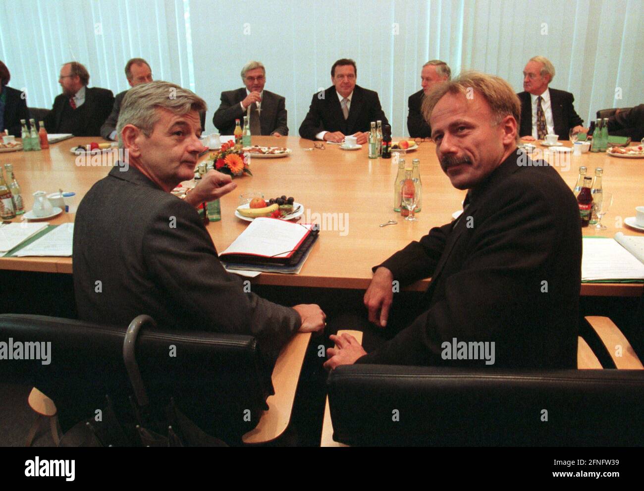 COALITION NEGOTIATIONS between SPD and Alliance 90/The Greens in Bonn : Joschka FISCHER and Juergen TRITTIN , B 90/The Greens , and Gerhard SCHROEDER , SPD , 02.10.1998 [automated translation] Stock Photo