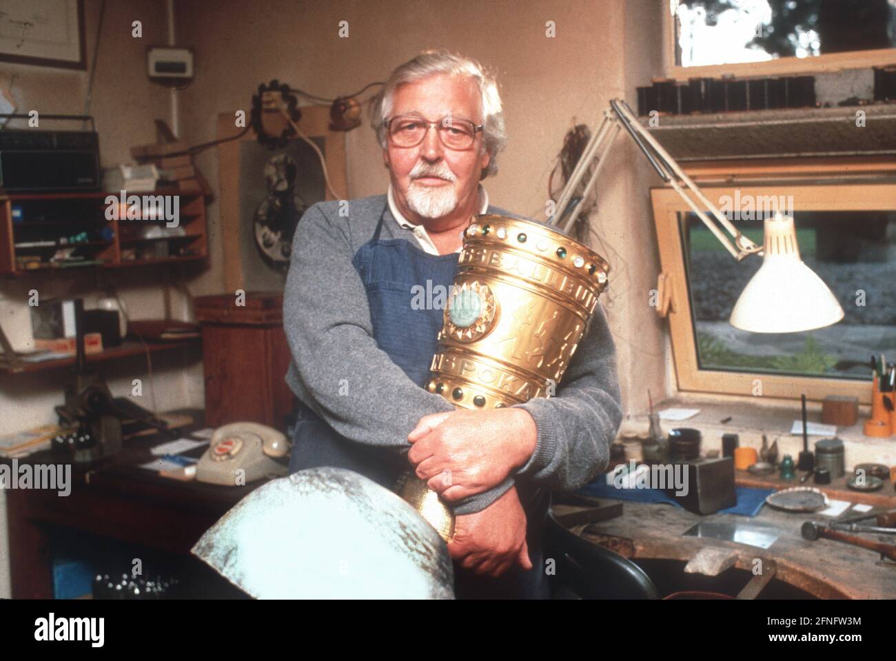Artist Wilhelm Nagel with the DFB Cup he created in his studio in Wesseling. DFL REGULATIONS PROHIBIT ANY USE OF PHOTOGRAPHS AS IMAGE SEQUENCES AND/OR QUASI-VIDEO [automated translation] Stock Photo