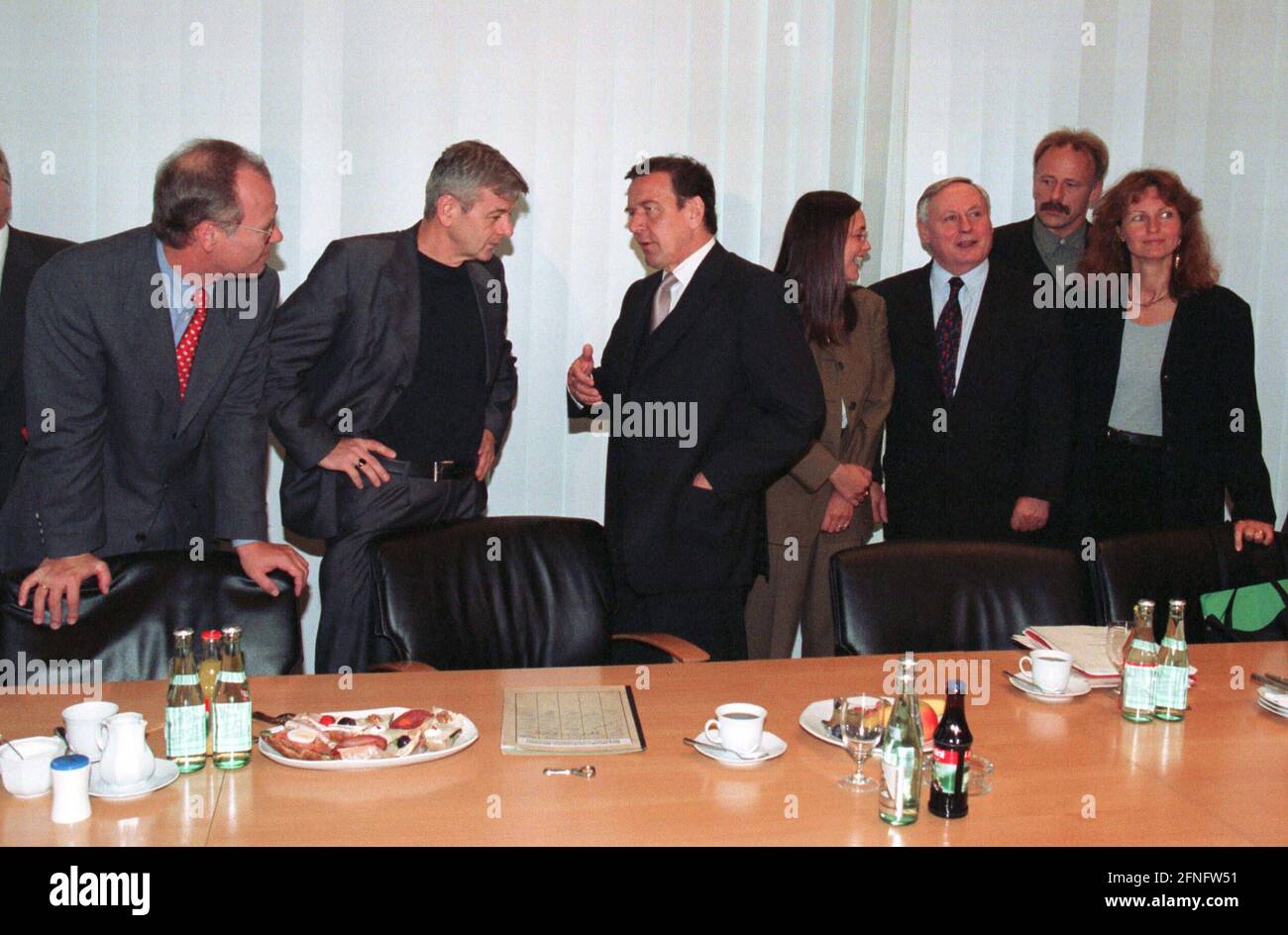 COALITION NEGOTIATIONS between SPD and Alliance 90/The Greens in Bonn : Joschka FISCHER , B 90/The Greens , and Gerhard SCHROEDER , SPD , 02.10.1998 [automated translation] Stock Photo