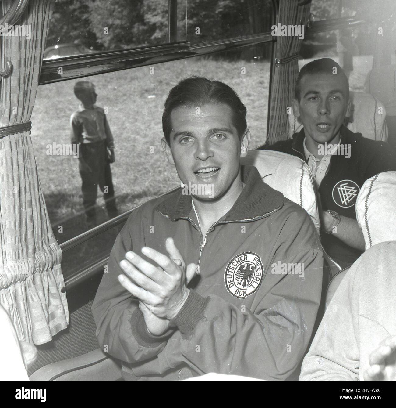 Football - World Cup 1958 in Sweden / Georg Stollenwerk (front) and Horst Eckel in the team bus singing and clapping in high spirits. The quarter finals are reached 17.06.1958 [automated translation] Stock Photo
