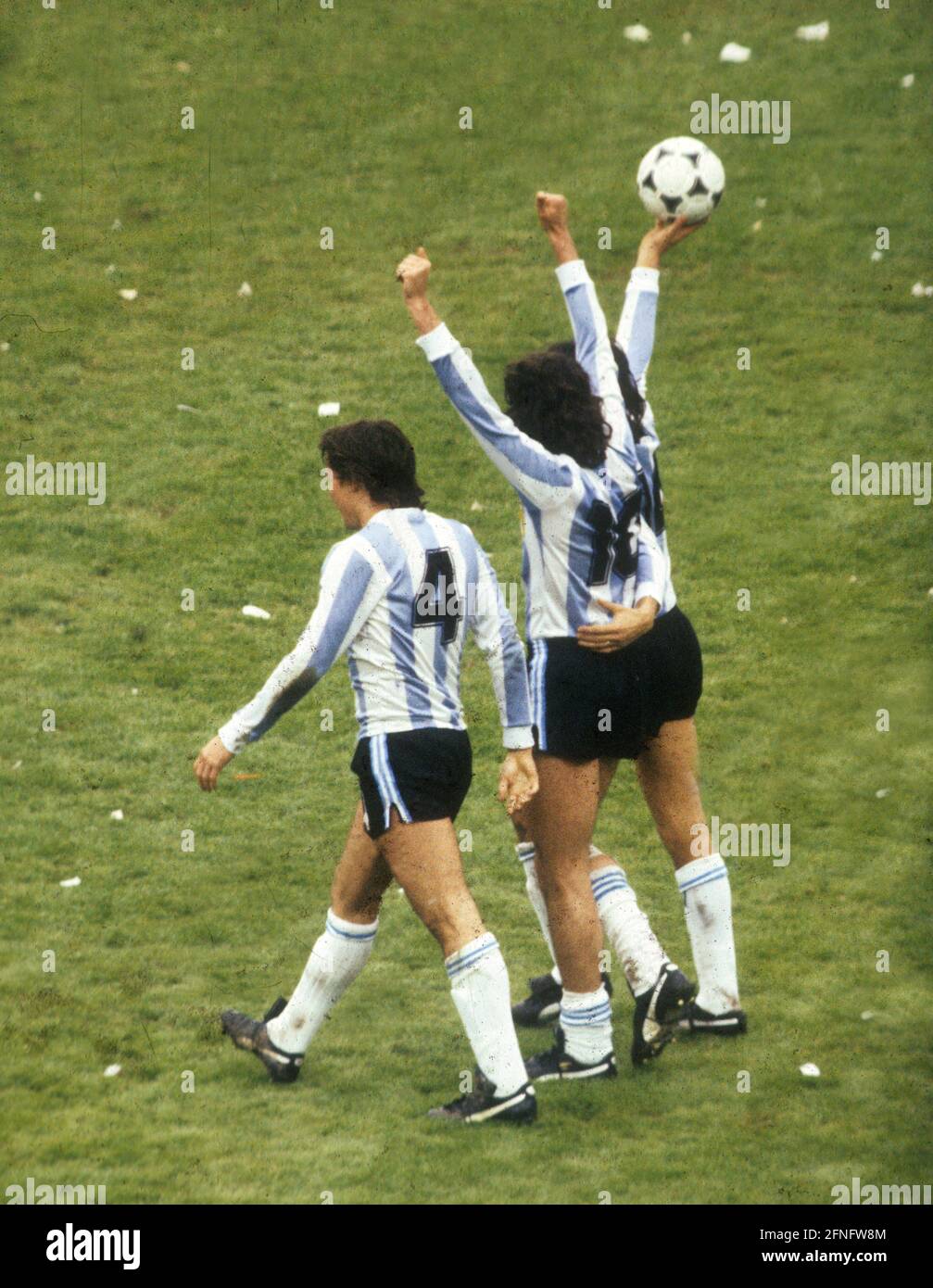 World Cup 1978 Mario Kempes Hi Res Stock Photography And Images Alamy World Cup 1978 Mario Kempes Hi Res Stock Photography And Images Alamy