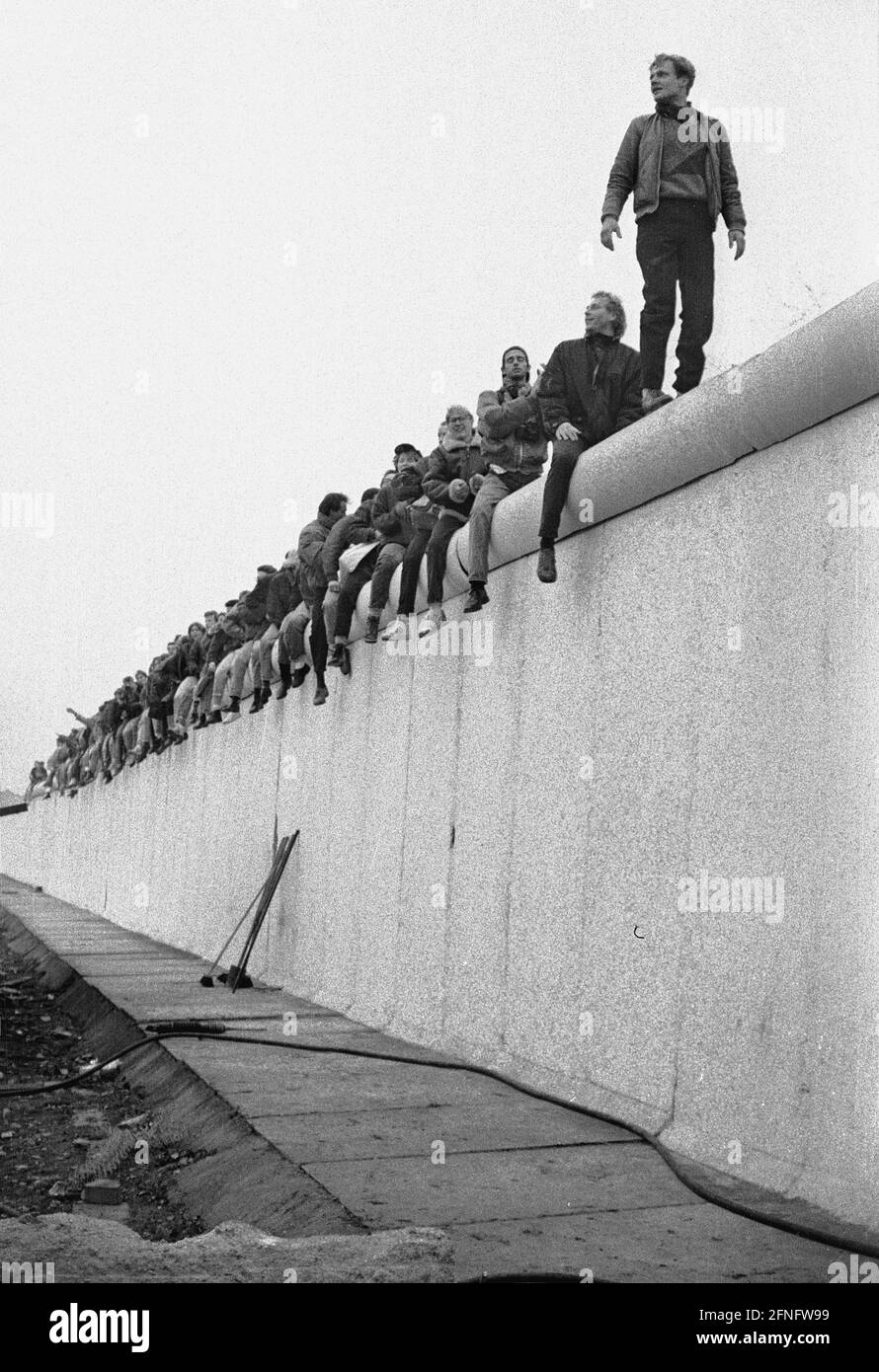 Berlin-City / Mitte / GDR / Berlin Wall 12.11.1989 Potsdamer Platz. The Wall is torn down by GDR border guards from a Stasi unit. Berliners have climbed onto the Wall to get a better view. // Unification / People's Army / GDR border guards / History / Communism / Tiergarten [automated translation] Stock Photo