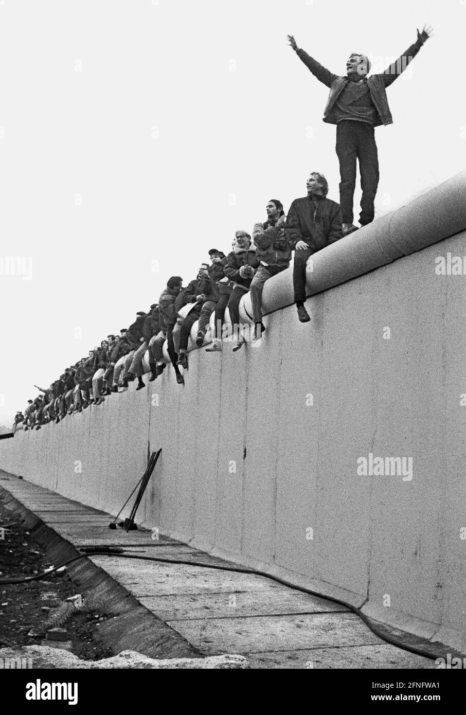 Fall berlin wall 1989 torn down hires stock photography and images Alamy