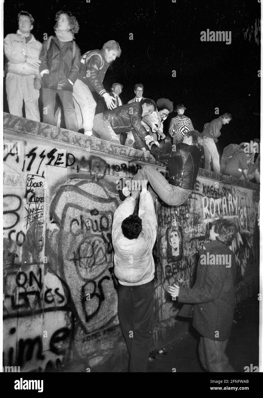 Berlin selection / GDR / Pariser Platz / Berlin Wall The Berlin Wall has fallen, night of