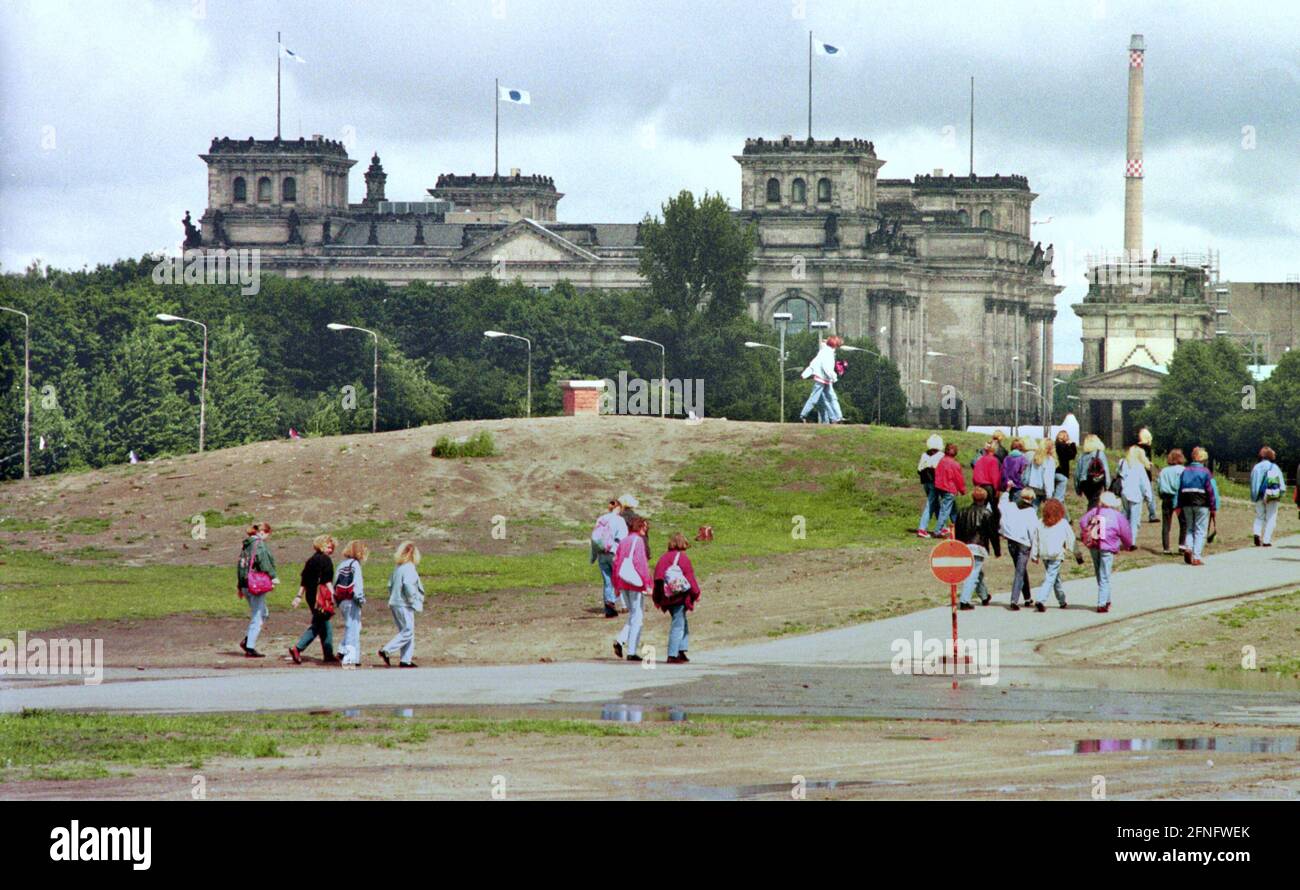Berlin History / Government District / 5 / 1995 The Wall is gone. Potsdamer Platz, Reichstag in the back, seen from Voss-Strasse. The mound of rubble lies on the site of the New Reich Chancellery, where Hitler committed suicide in 1945. Under the area are large bunkers. Today there are representations of the federal states // 1945 / Bundestag / History / [automated translation] Stock Photo