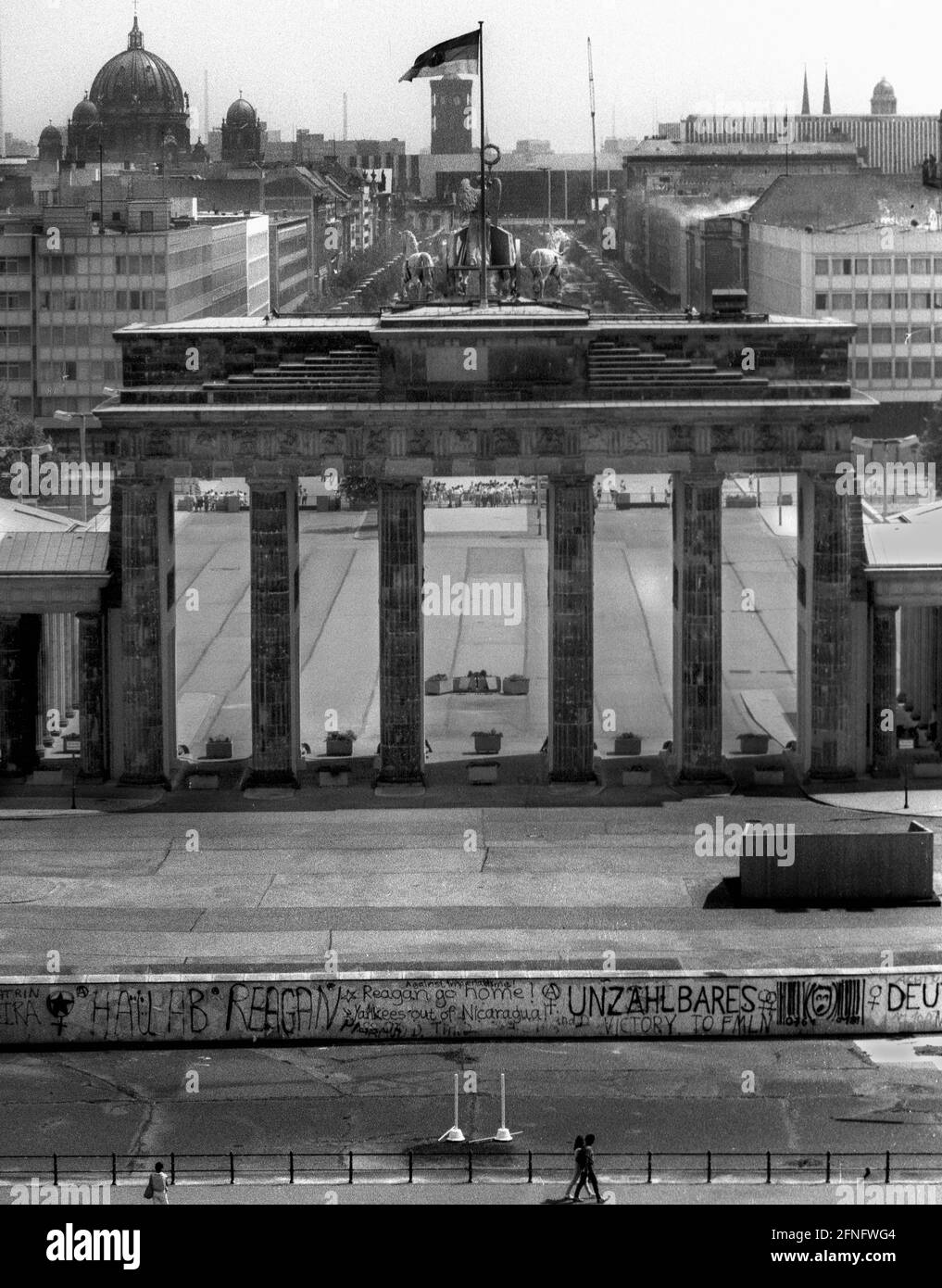 Berlin selection / GDR wall / 1987 Brandenburg Gate: American President Ronald Reagan came on a state visit in June and wanted to give a speech right here. Someone painted on the wall: Get lost Reagan. Shortly afterwards it said -Welcome Reagan- (see photo) // Americans / Allied / Communism / USA [automated translation] Stock Photo