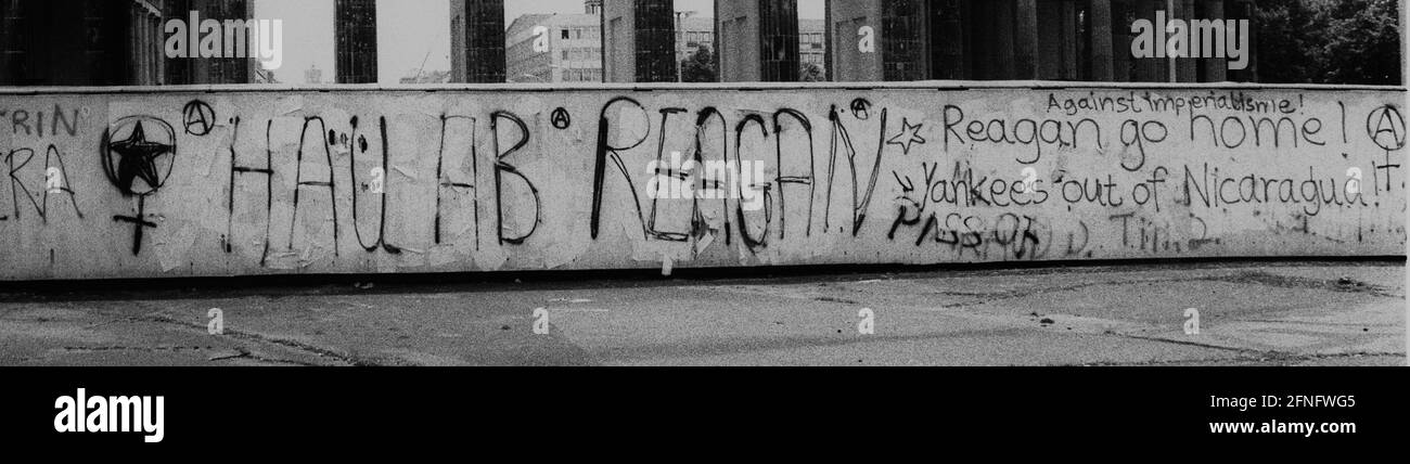 Berlin selection / GDR wall / 1987 Brandenburg Gate: American President Ronald Reagan came on a state visit in June and wanted to give a speech right here. Someone painted on the wall: Get lost Reagan. Shortly afterwards it said -Welcome Reagan- (see photo) // Americans / Allied / Communism / USA [automated translation] Stock Photo