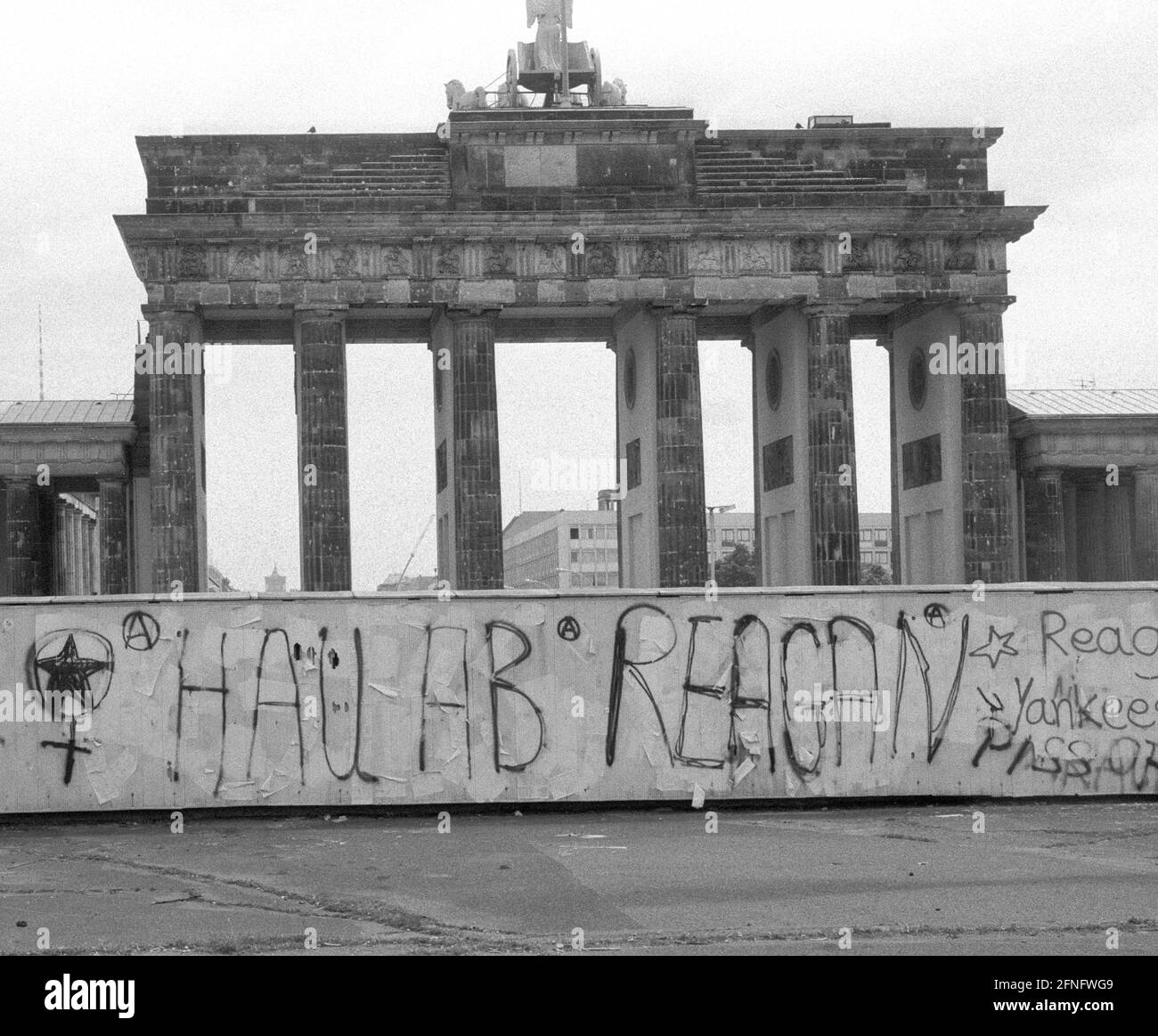 Berlin selection / GDR wall / 1987 Brandenburg Gate: American President Ronald Reagan came on a state visit in June and wanted to give a speech right here. Someone painted on the wall: Get lost Reagan. Shortly afterwards it said -Welcome Reagan- (see photo) // Americans / Allied / Communism / USA [automated translation] Stock Photo