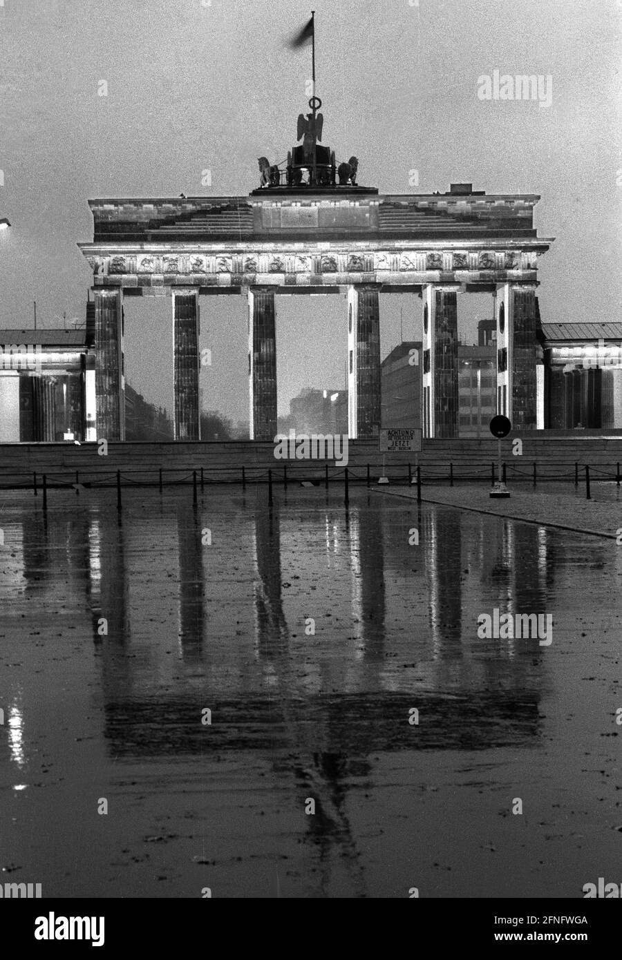 1984 berlin wall Black and White Stock Photos & Images Alamy