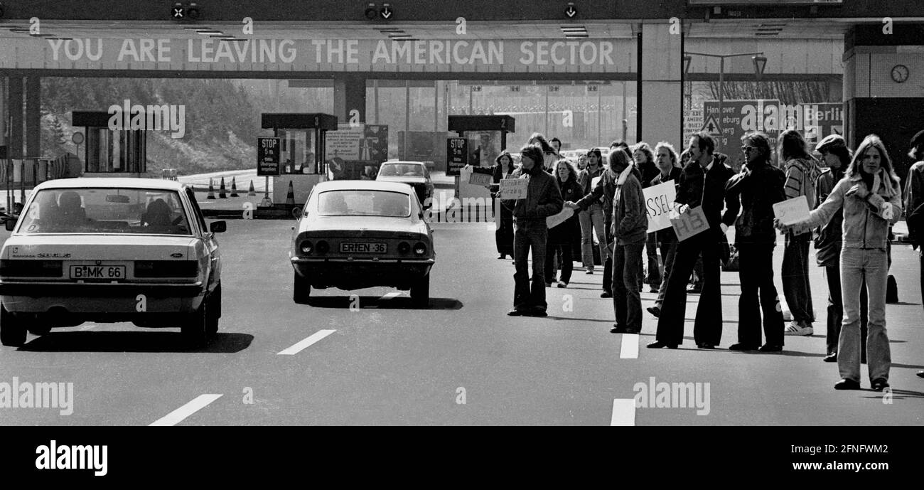 Berlin districts / GDR / Wall / 16.4.1979 Easter traffic at the Dreilinden border crossing. There one left West-Berlin in the direction of Hanover or Munich. You are leaving the american sector indicates the occupation status of West-Berlin. Responsible for the crossings were the USA, France and Great Britain, for this one the Americans. Behind the bridge the GDR began. To pass through, one needed a visa, which was available on the GDR side. // Berlin-Status / Checkpoint / Border / Districts / // History / Communism / Allies [automated translation] Stock Photo