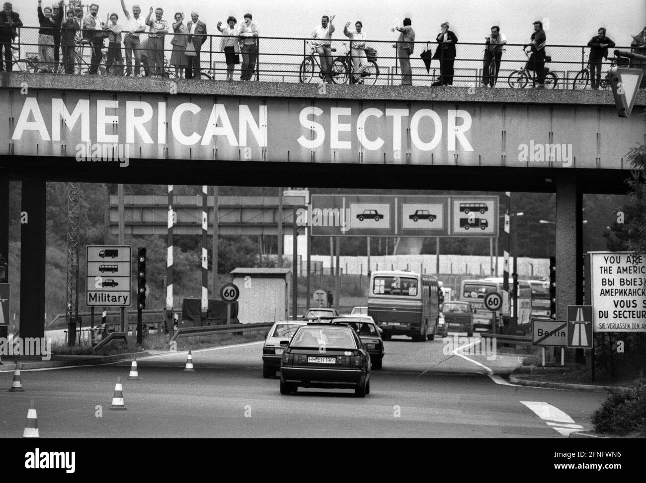Berlin districts / GDR / Wall / 11.6.1989 Easter traffic at the Dreilinden  border crossing. There one left West-Berlin in the direction of Hanover or  Munich. -You are leaving the american sector-