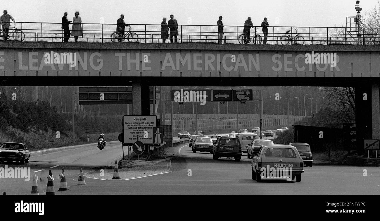 Berlin districts / GDR / Wall / 16.4.1979 Easter traffic at the Dreilinden border crossing. There one left West-Berlin in the direction of Hanover or Munich. You are leaving the american sector indicates the occupation status of West-Berlin. Responsible for the crossings were the USA, France and Great Britain, for this one the Americans. Behind the bridge the GDR began. To pass through, one needed a visa, which was available on the GDR side. // Berlin-Status / Checkpoint / Border / Districts / // History / Communism / Allies [automated translation] Stock Photo