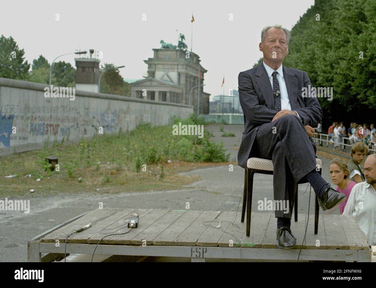 Berlin selection / Brandenburg Gate / 1986 Willy Brandt at the Wall. In the Reichstag there is an event for the 25th anniversary of the Wall. Brandt comes out for an interview with American TV. The TV people put him in front of the Brandenburg Gate and the Wall. // History / Communism / Berlin districts / Symbols / GDR Wall / [automated translation] Stock Photo