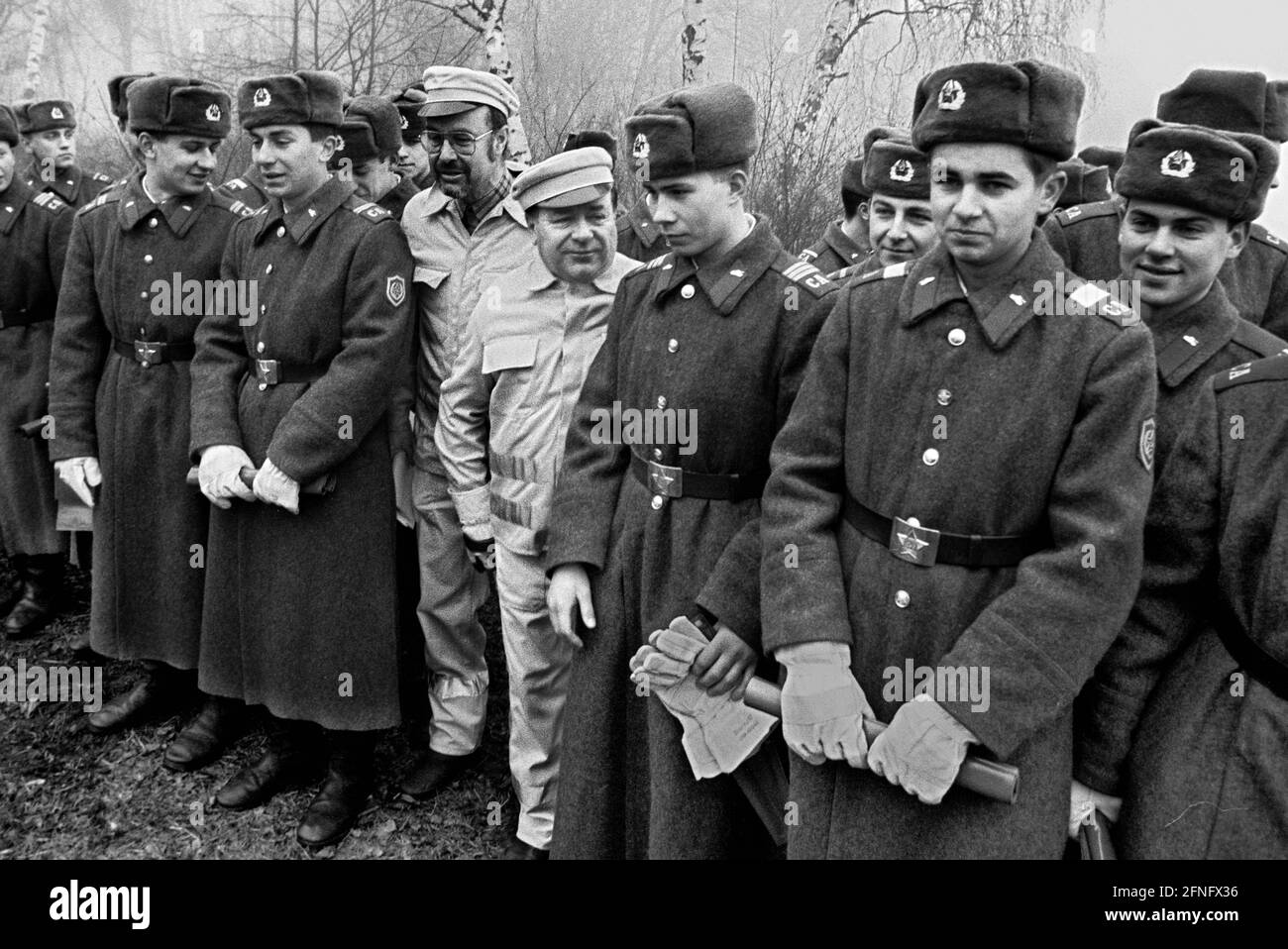 Berlin-Boroughs / Koepenick / 1992 Cleaning up in the Wuhlheide, Soviet soldiers help. In their midst the Communist-eater Heinrich Lummer, CDU, then Senator of the Interior // Soviets / [automated translation] Stock Photo