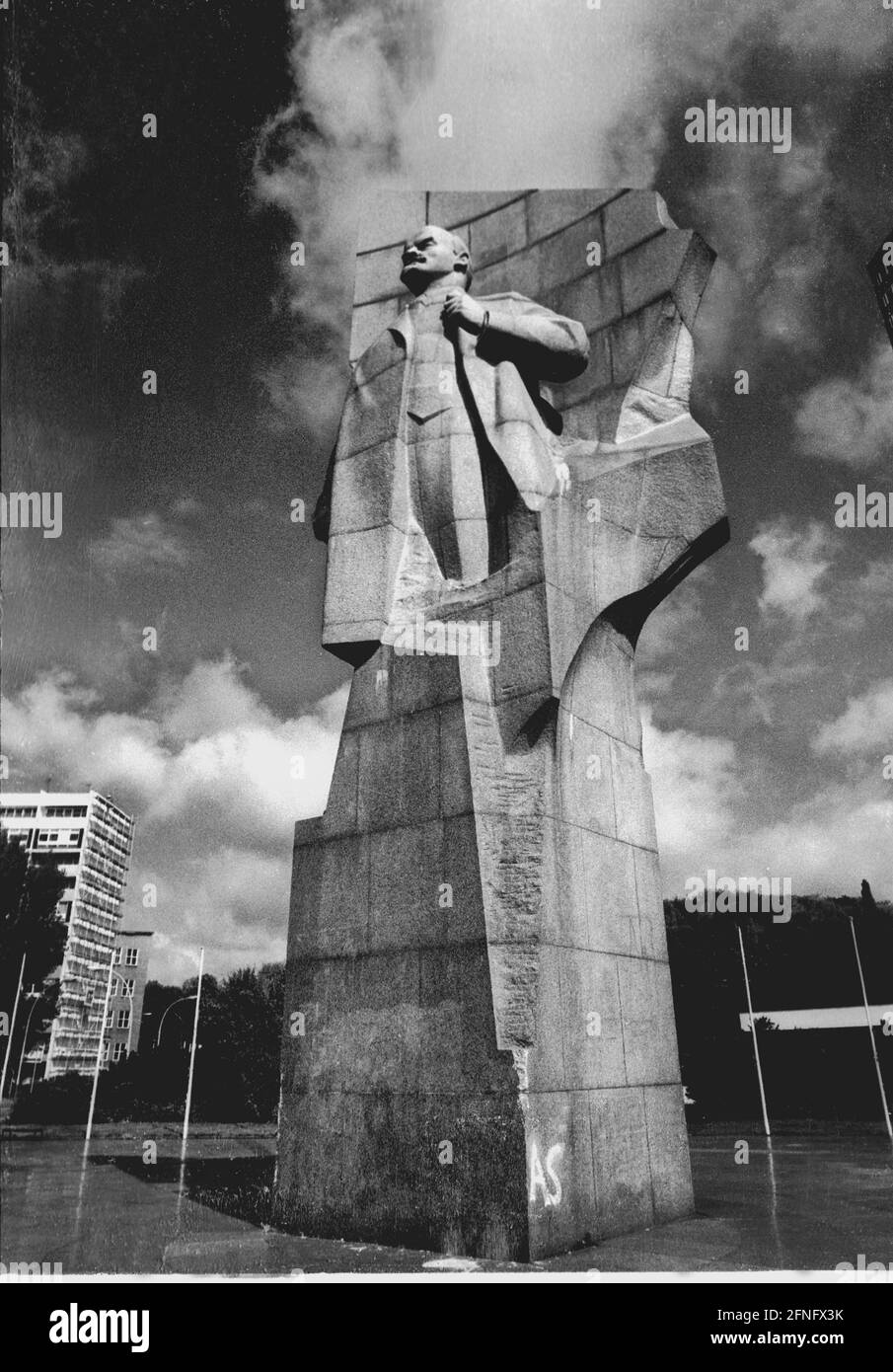 Berlin History Gdr 1991 Lenin Monument At Leninplatz In Berlin