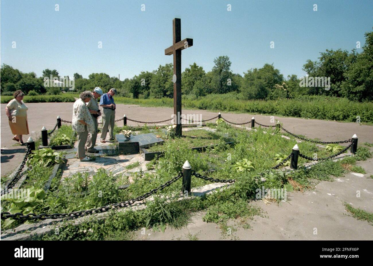 Ukraine / Memorials / 1998 Shitomir, Memorial for the executed of Stalin's purges of 1937/1938. Especially Volhynia-Germans were executed here by the Soviet secret service with a shot in the neck. This cross exists since 1996. // Volksdeutsche / History / Communism / Soviet executions / Monuments / German victims [automated translation] Stock Photo