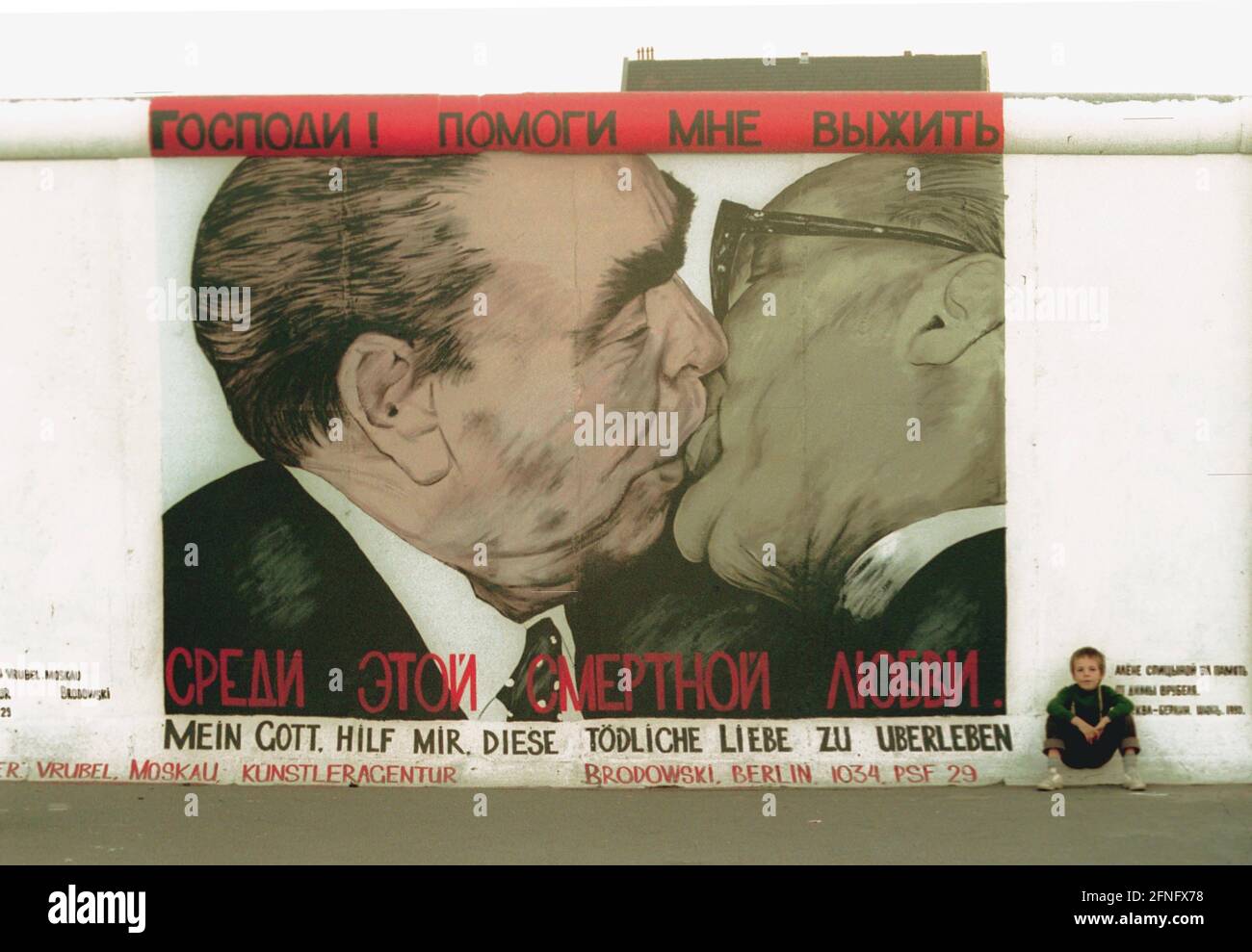 Leonid brezhnev and erich honecker kissing hi-res stock photography and ...