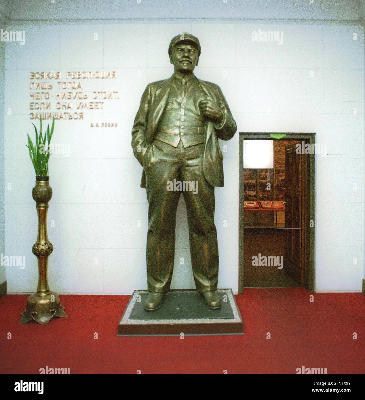 Berlin / History / 1994 Karlshorst, surrender museum. There the German leadership signed the surrender to the Soviet Union in 1945. The photo shows a standard Lenin, as it stood everywhere in Europe. The museum is today part of the German Historical Museum // Soviet / Monument / War / Soldier / Russia / [automated translation] Stock Photo