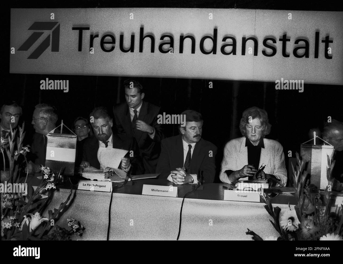 Berlin / Treuhand-Anstalt / ELF / 23.7.1992 Sale of the Leuna refinery to ELF-Aquitaine, signing of the contract in the Treuhand. Head of Treuhand Birgit Breuel, Federal Minister of Economics Juergen Moellemann, ELF head Le Floch Prigent, members of the French delegation named Puechel Standing behind: unknown // GDR / Industry / Privatisation / Donations / Bribery / Corruption / [automated translation] Stock Photo