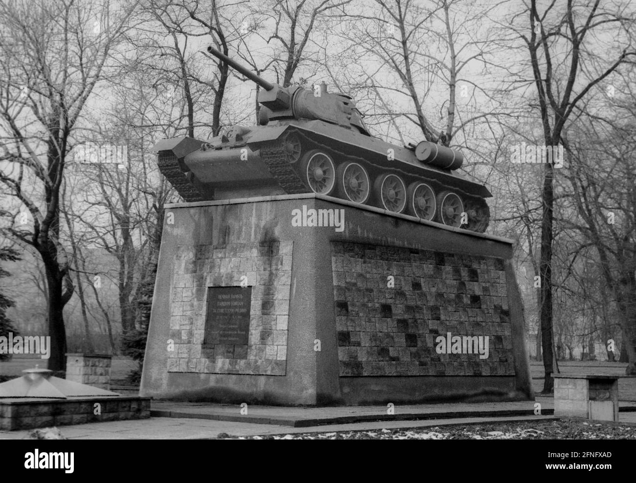 Saxony / GDR Land / 1992 Grimma: Monument Soviet tank // History / War / Allies / Soviets / GDR symbol [automated translation] Stock Photo